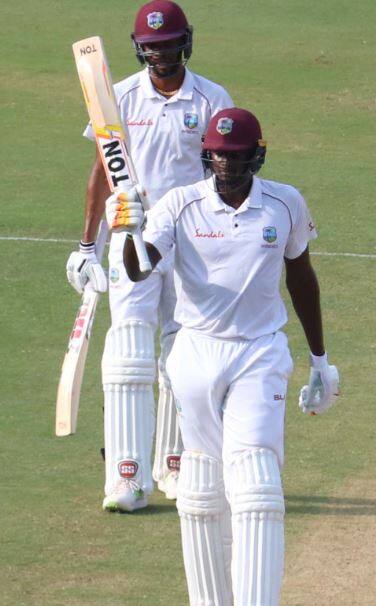 હૈદરાબાદઃ વેસ્ટ ઈન્ડિઝના કેપ્ટન જેસન હોલ્ડરે ભારત સામે 5 વિકેટ લેવાની સાથે અનેક રેકોર્ડ બનાવી દીધા હતા. ભારત સામે રાજકોટમાં ઈજાગ્રસ્ત થયા બાદ તે પ્રથમ ટેસ્ટમાંથી હટી ગયો હતો અને બીજી ટેસ્ટમાં ધમાકેદાર વાપસી કરી હતી. તેણે પહેલી ઈનિંગમાં અડધી સદી ફટકારવાની સાથે રોસ્ટન ચેઝ સાથે પાંચમી વિકેટ માટે 104 રનની ભાગીદારી કરી હતી. બોલિંગમાં પણ તેણે 56 રન આપીને 5 વિકેટ ખેરવી હતી. પોતાના ઓલરાઉન્ડ પ્રદર્શનના કારણે હોલ્ડરે અનેક રેકોર્ડ્સ બનાવી દીધા હતા.