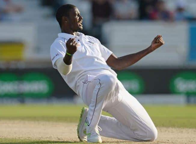 આ ઉપરાંત જેસન હોલ્ડર છેલ્લા 100 વર્ષમાં સૌથી ઓછી સરેરાશથી એક કેલેન્ડર વર્ષમાં 30 કે તેથી વધુ વિકેટ લેનારો બોલર બની ગયો છે. હોલ્ડરે ચાલુ વર્ષે 6 ટેસ્ટમાં 11.87ની સરેરાશથી 33 વિકેટ ખેરવી છે. 2003માં શોએબ અખ્તરે 12.36ની સરેરાશથી 30 વિકેટ લીધી હતી. 1984માં રિચાર્ડ હેડલીએ 13.20ની સરેરાશથી 35 વિકેટ ઝડપી હતી.