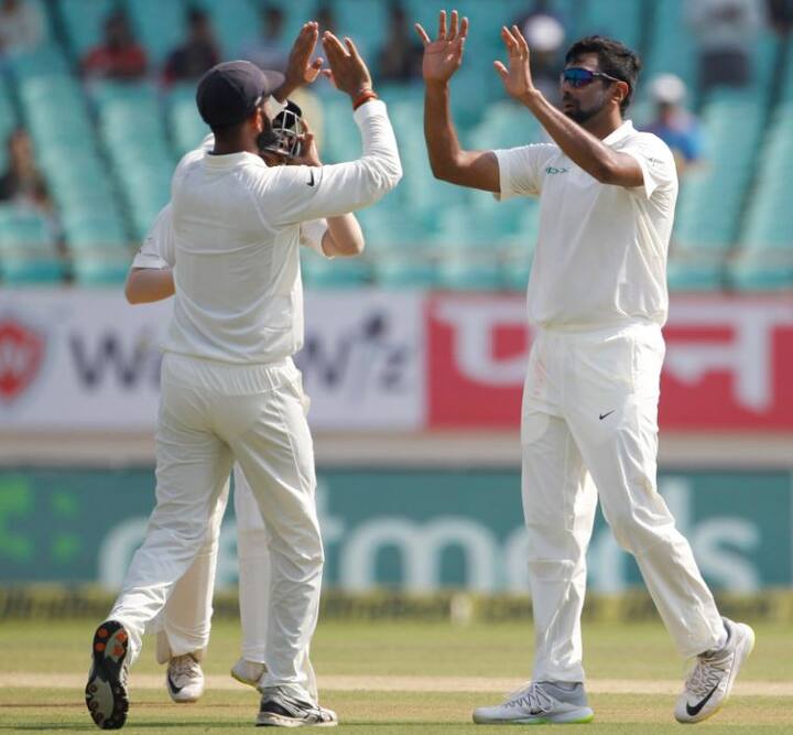 રવિચંદ્રન અશ્વિનઃ ભારતીય ટીમના ઓલરાઉન્ડર રવિચંદ્રન અશ્વિને પ્રથમ ઈનિંગમાં 1 અને બીજી ઈનિંગમાં 2 મળી મેચમાં કુલ 3 વિકેટ લીધી હતી. ત્રીજા દિવસની રમતના આરંભે જ્યારે ભારતનો ધબડકો થયો ત્યારે અશ્વિને પૂંછડીયા બેટ્સમેનો સાથે મળી ભારતની લીડ 50 રનને પાર કરાવી હતી. અશ્વિન પ્રથમ ઈનિંગમાં 35 રન બનાવ્યા હતા.