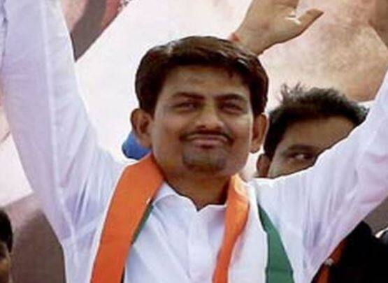 ભવાની ઠાકુરે કહ્યું હતું કે અલ્પેશ ઠાકોરના માથા પર એક કરોડ રૂપિયાનું ઇનામ રાખ્યું છે અને ઘણી જગ્યાએ તેના પોસ્ટરો લગાવ્યા છે. જો અલ્પેશ ગુજરાતની બહાર નહીં નિકળે તો લોકો ગુજરાત જઈને તેનું માથું કાપી લાવશે.