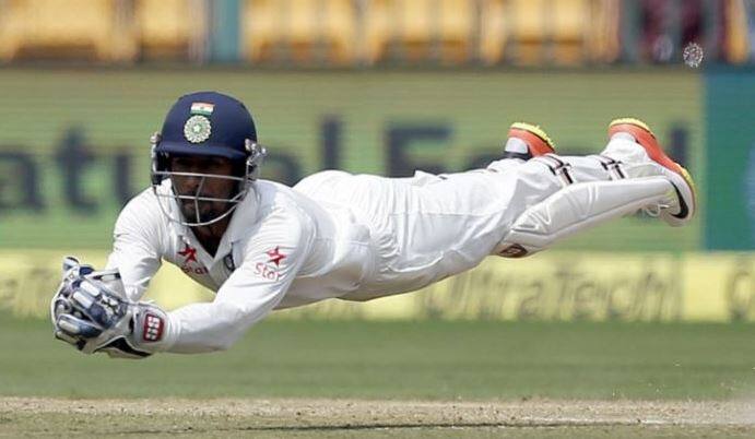 રિદ્ધિમાન સાહાને જાન્યુઆરીમાં દક્ષિણ આફ્રિકા ટૂર પર અંગૂઠામાં ઈજા થઈ હતી. આ ઈજા સામાન્ય હતી, આ સાથે સાહાને ખભામાં સામાન્ય દુખાવો હતો બાદમાં IPL દરમિયાન સાહાના ખભાની ઈજા વધુ વકરી હતી. જે બાદ તેની સર્જરી કરાવવામાં આવી હતી. જે બાદ તે મેદાનથી દૂર છે.