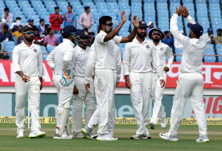 નવી દિલ્હીઃ ભારતીય ક્રિકેટ ટીમના પસંદગીકર્તા આસ્ટ્રેલિયા પ્રવાસ માટે ટેસ્ટ ટીમની જાહેરાત કરવા મળશે ત્યારે સૌથી વધારે ચર્ચા વિકેટકિપર તરીકે કોનો સમાવેશ કરવો તેને લઈને કરશે. ઓસ્ટ્રેલિયાના મહત્વપૂર્ણ પ્રવાસ પહેલા જ ભારતીય ક્રિકેટ ટીમના કોચ રવિ શાસ્ત્રીએ મોટો સંકેત આપ્યો છે. 