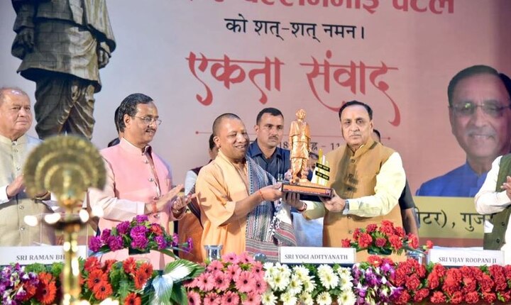 લખનઉઃ મુખ્યમંત્રી વિજય રૂપાણીએ લખનઉમાં ઉત્તરપ્રદેશના મુખ્યમંત્રી યોગી આદિત્યનાથ સાથે આજે મુલાકાત કરી હતી. તેમને આગામી 31 ઓક્ટોબરે સરદાર પટેલની વિશ્વની સૌથી ઊંચી પ્રતિમા સ્ટેચ્યૂ ઓફ યુનિટીના લોકાર્પણમાં ઉપસ્થિત રહેવા આમંત્રણ પાઠવ્યું હતું. જે બાદ તેમણે એક કાર્યક્રમમાં જણાવ્યું કે, ગુજરાતમાં હિંસા ફેલાવવાનો કોંગ્રેસનો પ્રયાસ નિષ્ફળ પુરવાર થયો છે.