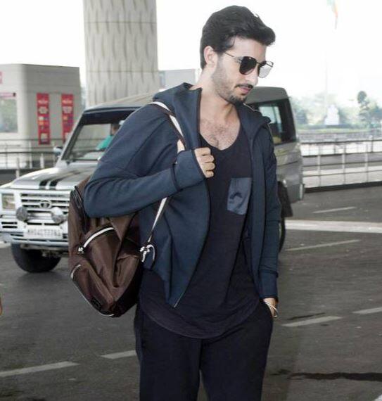 અહેવાલ મુજબ સુષ્મિતા સાથે જે વ્યક્તિ નજરે પડી રહ્યો છે તે એક મોડલ છે. તેનું નામ રોહમન શોલ છે. બોલીવુડ એક્ટ્રેસ સુષ્મિતા સેન હાલ રોહમનને ડેટ કરી રહી હોવાની ચર્ચા થઈ રહી છે.