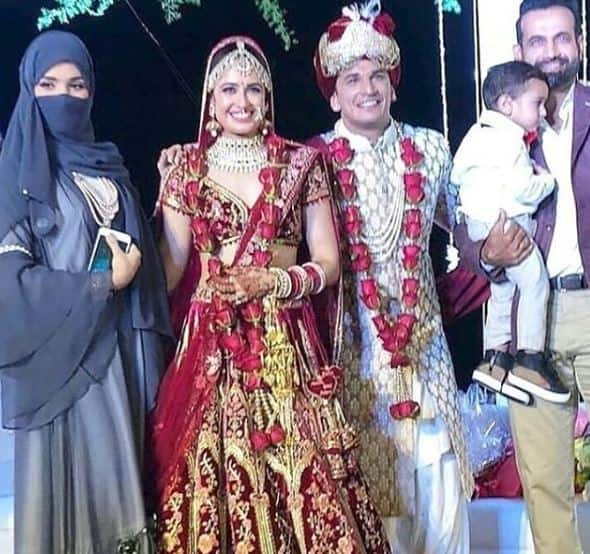 પ્રિન્સ નરુલાના લગ્નમાં ઇરફાન અને સફા બેગની એક તસવીર વાયરલ થઈ રહી છે. યૂઝર્સ બંનેની તસવીરો પર ખરાબ કોમેન્ટ કરી રહ્યા છે. સોશિયલ મીડિયા પર ઇરફાન અને સફાની મજાક ઉડાવવામાં આવી રહી છે.