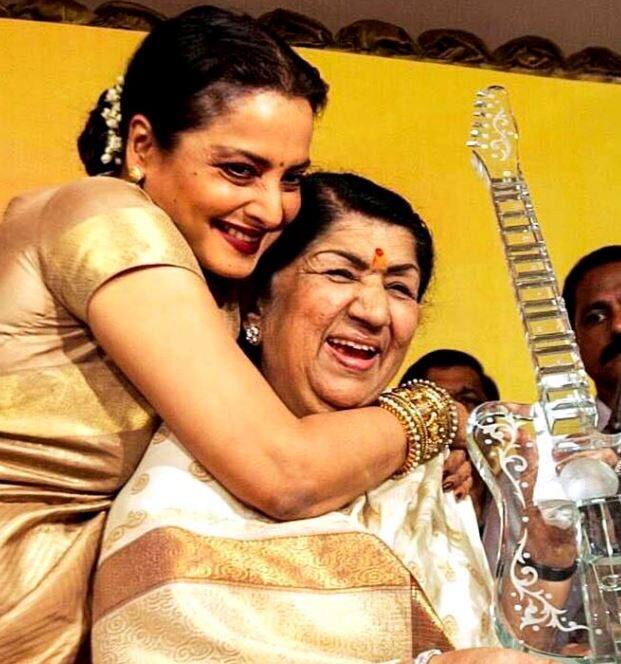 તેની બહેન મીનાની બાયોગ્રાફિ ‘મોતી તિચી સાવલી’માં તેના અંગે કરવામાં આવેલા અનેક ખુલાસા પર લતાએ કહ્યું, મને મારી બહેનથી સારી રીતે કોણ ઓળખી શકે ? તે મારા જન્મથી જ મારી જિંદગીનો હિસ્સો છે. મીનાની દીકરી રચના મારી ઘણી નજીક છે અને ઘણા કાર્યક્રમોમાં મારી સાથે પણ આવી ચુકી છે.