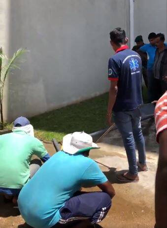 વીડિયો આશરે 12 સેકન્ડનો છે. ત્યાંથી પસાર થતો સ્ટાફ સાપનો ફોટો પાડવા અને વીડિયો બનાવવામાં વ્યસ્ત હોવાનું જણાય છે.