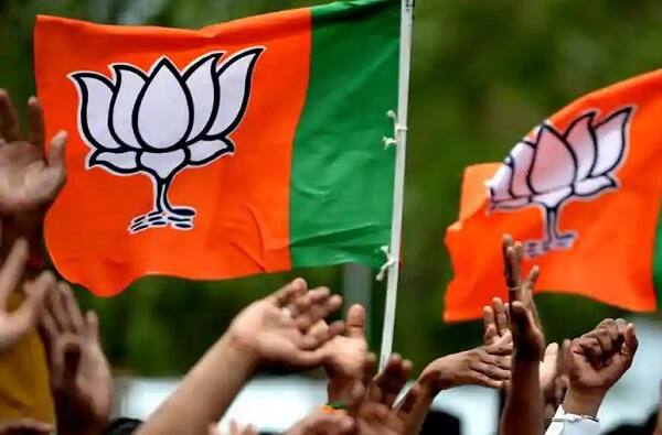 આણંદ: આણંદ જીલ્લો બીજેપી નામના વોટ્સઅપ ગ્રુપમાં એક વિદેશના નંબર પરથી અશ્લીલ પોર્ન ફિલ્મની લીંક અપલોડ કરવામાં આવતાં તેમજ ભાજપના કેટલાંક પદાધિકારીઓએ આ લીંક ખોલી પોર્ન ફિલ્મ નિહાળતાં ચકચાર મચી ગઈ હતી. તેમજ આ વોટ્સઅપ ગ્રુપના પોર્ન ક્લીપની લીંક દર્શાવતાં સ્ક્રીન શોટ ફેસબુક અને વોટ્સઅપ ગ્રુપોમાં સોશિયલ મીડિયા પર વાયરલ થતાં રાજકીય ખળભળાટ મચી ગયો હતો. 