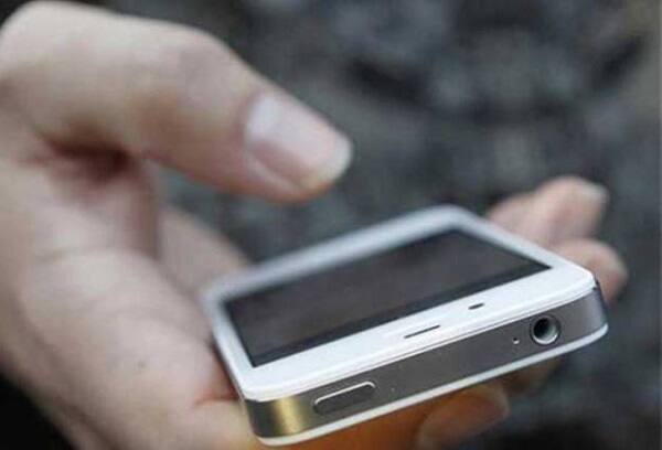 ‘વિદેશી નંબર ઉપર હોટ ઔર સુંદર વિદેશી આન્ટી કો લાઇવ દેખીયે’ની લીંક હેઠળ અશ્લિલ વીડિયો મુકવામા આવતાં પક્ષના જ કેટલાક હોદ્દેદારોએ ક્લીપીંગ ખોલીને પોર્ન ફિલ્મ નિહાળી હોવાની ઘટનાએ સભ્યજૂથમાં છુપો આક્રોશ સહિત રમુજ જન્માવી છે.