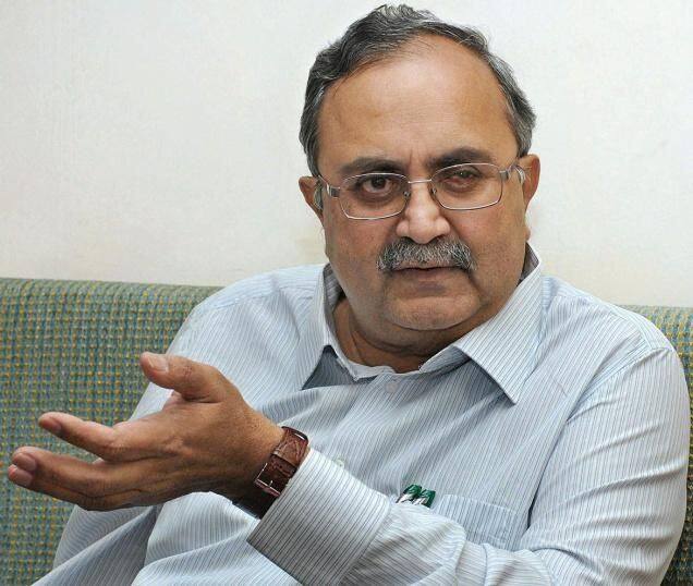 ગુજરાતમાં બિહારનાં અનેક પરિવારો વસવાટ કરે છે. હાલમાં જ યુપી બિહારના લોકો પર હૂમલાઓ શરૂ થયાં હતાં. અન્ય રાજ્યાને એક વ્યક્તિએ બાળકી સાથે દુષ્કર્મ કરતાં પરપ્રાંતિય લોકોને ટાર્ગેટ કરાયા હતા. આ મામલે ભાજપ અને કોંગ્રેસ બન્ને એક બીજા પર આરોપ લગાવી રહ્યા છે. આ મામલે બિહારના મુખ્યમંત્રી નિતિશ કુમારે ગુજરાતનાં મુખ્યમંત્રી વિજય રૂપાણીને ફોન કરી વાતચીત કરી હતી. તેમજ બિહારના લોકોને વધુ સુરક્ષા આપવાની તથા આરોપીઓ વિરૂદ્ધ કડક પગલા ભરવાની માગ કરી હતી.