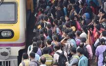 મુંબઈની લોકલ ટ્રેનમાં યુવકે પેન્ટની ચેઈન ખોલીને યુવતી સામે શરૂ કરી અશ્લીલ હરકતો ને..........