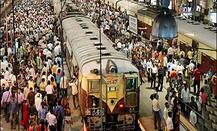 મુંબઈની લોકલ ટ્રેનમાં યુવકે પેન્ટની ચેઈન ખોલીને યુવતી સામે શરૂ કરી અશ્લીલ હરકતો ને..........