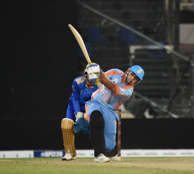 કાબુલ ઝ્વનાન ટીમ માટે રમી રહેલા ઝઝાઇએ બલ્ખ લેજન્ડ્સના ડાબોડી સ્પિનર અબ્દુલ્લા મઝારીની એક જ ઓવરમાં 6 સિક્સ ફટકારી હતી. મઝારીએ એક વાઇડ બોલ પણ નાખતા તેનો બોલિંગ સ્પેલ 1-૦-37-૦ જોવા મળ્યો હતો. હઝરતુલ્લાહ ઝઝઈએ હાલમાં જ અફઘાનિસ્તાન પ્રીમિયર લીગમાં 55 બોલમાં 124 રનની ઇનિંગ રમી હતી.