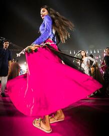 બોલિવૂડ સોંગના તાલે ગુજરાતી યુવતીનો નટખટ અંદાજ, નવરાત્રિની ખુબસુરત 15 તસવીરો