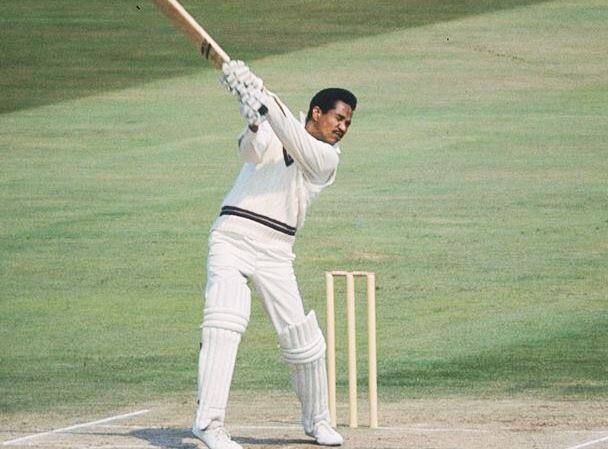 ક્રિકેટમાં સૌપ્રથમ છ બોલમાં છ સિક્સર વેસ્ટ ઈન્ડિઝના મહાન બેટ્સમેન સર ગારફિલ્ડ સોબર્સે મારી હતી. આ મેચ ફર્સ્ટ ક્લાસ હતી.