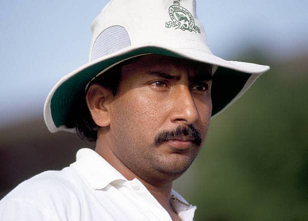  ઓસ્ટ્રેલિયાન ક્રિકેટ શેન વોર્ને કહ્યું કે, સલીમ મલિકે મને 2 લાખ ડોલરની ઓફર કરી હતી. તેણે કહ્યું હતું કે જો હું ખરાબ બોલિંગ કરતાં ઓફ સ્ટમ્પ પર વાઈડ ફેકીશ તો આ રકમ એક કલાકમાં મારા રૂમમાં પહોંચી જશે. આ સાથે જ પાકિસ્તાની ક્રિકેટ સલીમ મલિકે કહ્યું કે, તેના આરોપોએ એક સમયે મારી કારકિર્દી ખતમ કરી નાંખી હતી જ્યારે હું કારકિર્દીની ટોચ પર હતો. હવે હું એ જોવા માગુ છું કે આઈસીસી અને તેનું બોર્ડ નવા આરોપ પર શું પગલા લે છે.