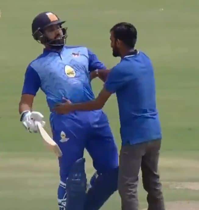 પરંતુ જ્યારે રોહિતે તેને જતા રહેવા કહ્યું તો ફેન સીધો જ બાઉન્ડ્રી રેખાની બહાર જતો રહ્યો. રોહિતને મળ્યા બાદ બહાર જતી વખતે તે ખૂબ ઉત્સાહમાં હતો અને મેદાન પર કૂદકો મારીને ખુશી જાહેર કરી દીધી હતી. આ ઘટનાનો વીડિયો સોશિયલ મીડિયા પર વાયરલ થઈ રહ્યો છે.