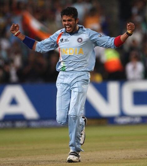 IPL 2013માં સ્પોટ ફિક્સિંગમાં સપડાયા બાદ શ્રીસંતની ધરપકડ પણ કરવામાં આવી હતી. જે બાદ BCCI દ્વારા તેના પર આજીવન પ્રતિબંધ મુકી દેવામાં આવ્યો હતો.