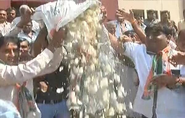 રાજકોટના પડધરી ખાતે પાણીની પાઈપલાઈન સહિતની માગો સાથે ખેડૂતોએ વિરોધ નોંધાવ્યો હતો અને સરકાર પાસે તેમની માંગને રજૂ કરી હતી. બીજી તરફ જેતપુરના ખેડૂતોએ પણ નવતર વિરોધ કર્યો હતો જેમાં તમામ ખેડૂતો દોરડા બાંધી કચેરીએ પહોંચ્યા હતાં. જ્યાં વિવિધ માગણીઓને લઈ વિરોધ પ્રદર્શન કર્યું હતું.