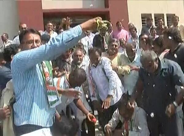 રાજ્યના ખેડૂતો પર સરકારનો વધુ એક બોજો વધ્યો છે. આજથી રાસાયણિક ખાતર (DAP, ASP) ખાતરમાં ફરી એક વાર વધારો ઝિંકાતા ખેડૂતો ઉગ્ર આંદોલન કરે તેવી શક્યતા જોવા મળી રહી છે. પંદર દિવસમાં આ બીજી વખત ભાવ વધારો થતાં ખેડૂતોને પડ્યા પર પાટુ પડ્યું છે.