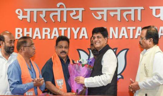 નવી દિલ્હી: ગોવામાં કૉંગ્રેસને મોટો ઝટકો લાગ્યો છે. કૉંગ્રેસના બે ધારાસભ્યો ભાજપમાં સામેલ થયા છે. મનોહર પર્રિકરના બીમાર થયા બાદ કૉંગ્રેસ સરકાર બનાવવાનો દાવો કરી રહી હતી. સવારે આશરે 11 વાગ્યે કૉંગ્રેસના બે ધારાસભ્યો સુભાષ શિરોડકર અને દયાનંદ સોપતેએ અમિત શાહ સાથે મુલાકાત કરી હતી. ત્યારબાદ એ નક્કી હતું કે ગોવામાં કૉંગ્રેસ તુટી રહી છે. અંતે સુભાષ શિરોડકરે ભાજપમાં સામેલ થવાની જાહેરાત કરી હતી. 