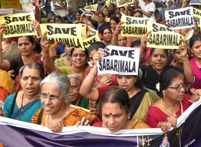 આ મામલે કેરળના મુખ્યમંત્રી પિનારઈ વિજયને મંગળવારે સ્પષ્ટ કરી દીધું કે, સબરીમાલા મંદિર મુદ્દે કોઈને કાયદો પોતાના હાથમાં લેવાની પરવાનગી આપવામા આવશે નહી. સરકાર શ્રદ્ધાળુઓને મંદિરમાં પ્રવેશ કરાવવા માટે બધી જ વ્યવસ્થા કરશે. સબરીમાલા મંદિરમાં મહિલાઓના પ્રવેશને પડકારવા માટે સરકાર સુપ્રીમ કોર્ટમાં કોઈ જ સમીક્ષા અરજી કરશે નહી. વિજયને કહ્યું કે, તેમની સરકાર કોર્ટને જણાવી ચૂકી છે કે, તેમના આદેશનો ગમે તેવી પરિસ્થિતિમાં પાલન કરવામા આવશે.