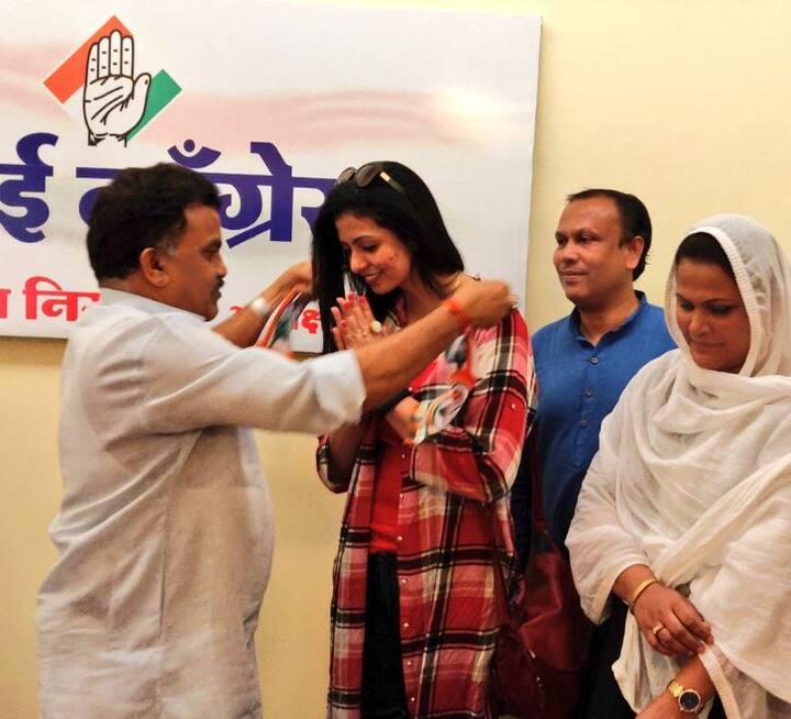 મુંબઈ: ભારતીય ટીમના ફાસ્ટ બોલર મોહમ્મદ શમીની પત્ની હસીન જહાં કૉંગ્રેસ પાર્ટીમાં સામેલ થઈ છે. હસીન જ્હાં મુંબઈ કૉંગ્રેસ અઘ્યક્ષ સંજય નિરૂપમની હાજરીમાં કૉંગ્રેસ પાર્ટીમાં સામેલ થઈ હતી.