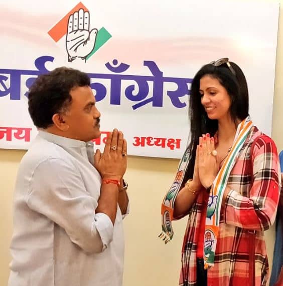 હસીને શમી સામે આઠ માર્ચના જાધવપુર પોલીસ સ્ટેશનમાં ફરિયાદ નોંધાવી હતી. શમીની પત્ની હસીન જહાંએ તેના પર પાકિસ્તાની મહિલા પાસેથી પૈસા લેવાનો અને મેચ ફિક્સિંગ જેવા આરોપ લગાવ્યા હતા. ભારતીય ક્રિકેટ કંટ્રોલ બોર્ડે ભ્રષ્ટાચાર વિરોધી સમિતિએ તેને નિર્દોષ ગણાવ્યા હતા.