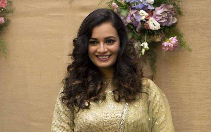  પોતાનાં અનુભવ વિશે વાત કરતાં દિયાએ કહ્યું કે, હું ભાગ્યશાળી છુ કે ક્યારેય શારીરિક સતામણીનો ભોગ બની ન હતી. જોકે આવી ઘટનાઓ જરૂર થઇ છે જેના લીધા મારે કામ ગુમાવવું પડ્યું હોય અને લોકોએ મારી સાથે વાત કરવાનું બંધ કરી દીધુ હોય કારણ કે મે તેમનાં વાહિયાત ઇરાદા સમજી લીધા હોય અને તેમના ઇશારા પર ચાલવાની ના પાડી દીધી હોય.