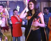 ટ્રેડિશનલ લૂકમાં બોલીવૂડ હોટ એક્ટ્રેસ શર્લિન ચોપરાના ગરબા, જુઓ તસવીરો