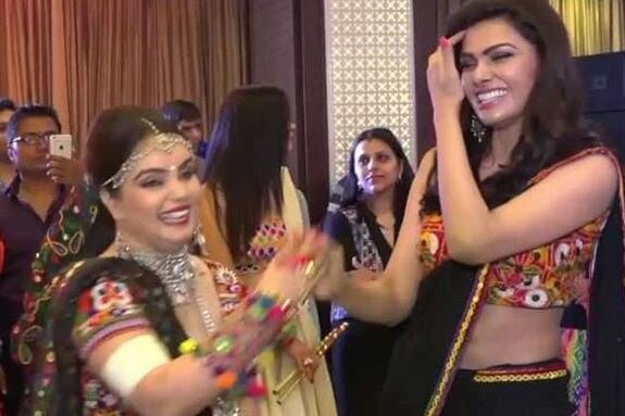 શર્લિન દાંડીયા સ્ટેપ્સ કરી રહી હતી અને આ અંદાજમાં તે ખૂબ જ સુંદર લાગી રહી હતી.