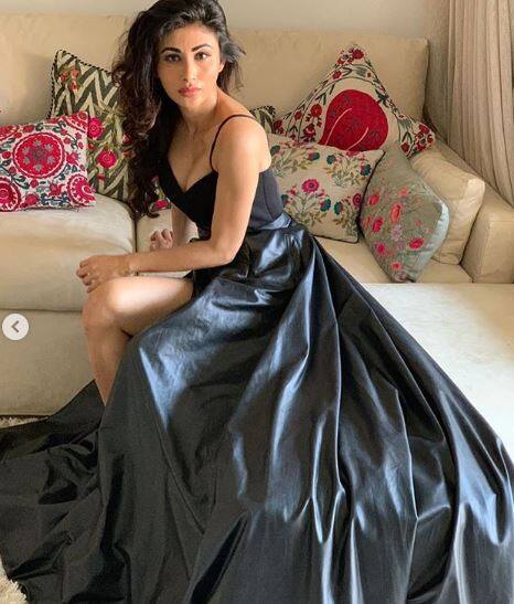 મૌની રોય છેલ્લે અક્ષય કુમાર સાથે ગોલ્ડ ફિલ્મમાં જોવા મળી હતી. અભિનેત્રીની શાનદાર એકટીંગને દર્શકોએ ખુબ પસંદ કરી હતી.