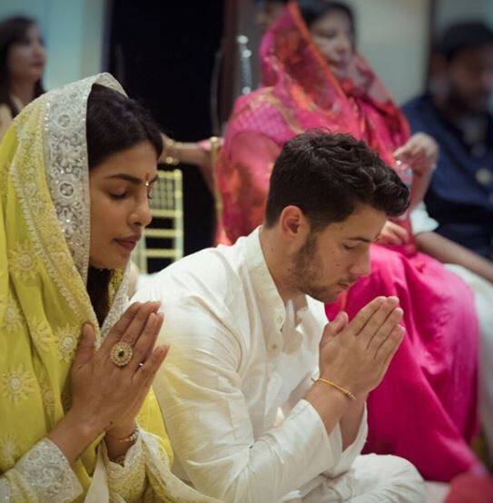 પ્રિયંકા અને નિક એકબીજાના પરિવારજનોને ઘણી વખત મળી ચુક્યા છે. 18 ઓગસ્ટના રોજ ભારતીય પરંપરા અંતર્ગત પ્રિયંકા અને નિકની સગાઇ થઈ હતી. આ મોકા પર નિકના માતા-પિતા પણ હાજર હતા.