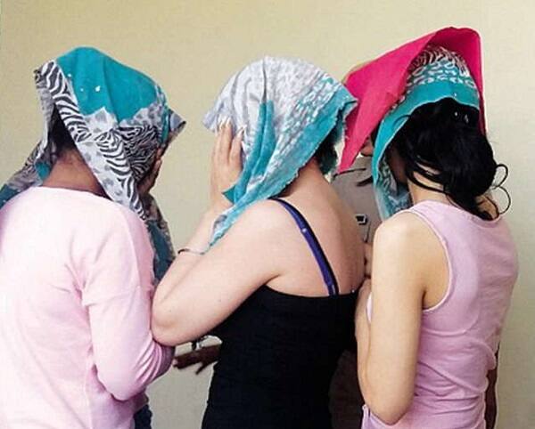 તેઓ પ્રેમી યુગલને ગેસ્ટહાઉસમાં રૂપિયા 200થી 500માં રૂમ આપી સુવિધા પૂરી પાડતા હતા. તેમજ મોજ-મજા કરવા આવતા યુવાનો માટે યુવતીઓ પણ ઉપલબ્ધ કરાવામાં આવતી હતી. તેઓ ગ્રાહક પાસેથી રૂપિયા 1000 લેતાં હતા. 