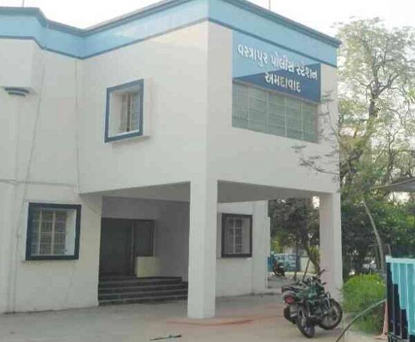 આ વિતરણ કરવા માટે તેમના પાંચ જાણીતા આરજે સ્ટેજ પર જાય છે અને તેઓ ત્યાંથી જ તેમને બનાવેલી સી.ડી. લોકોમાં વહેંચવા માટે ફેંકતા હોય છે. સામાન્ય રીતે ખેલૈયાઓ આ ખાસ ક્ષણની રાહ જોતાં હતાં પરંતુ મંગળવારે રાતે સી.ડી. ફેંકતા એક નાના બાળકને વાગી હતી.