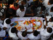 સુરત: સાડા 3 વર્ષની બાળકીની અંતિમ વિદાયમાં લોકો ધ્રૂસકે-ધ્રૂસકે રડી પડયા, તસવીરો જુઓ કેવો હતો માહોલ