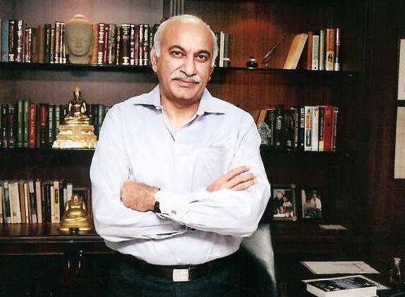 1993ની અન્ય એક ઘટનાનો ઉલ્લેખ કરતાં તુશિતાએ કહ્યું કે, હૈદરાબાદના ડેક્કન ક્રોનિકલમાં સીનિયર સબ એડિટરના પદ પર હતી અને એમજે એકબર ત્યાં એડિટર ઈન ચીફ હતા. તેમણે મને એક હોટલમાં બોલાવી અને મારા પેજને લઈ ડિસ્કસ કરવા લાગ્યા. આ દરમિયાન તેઓ અચાનક ઉભા થાયા અને મને જબરદસ્તીથી કિસ કરી.