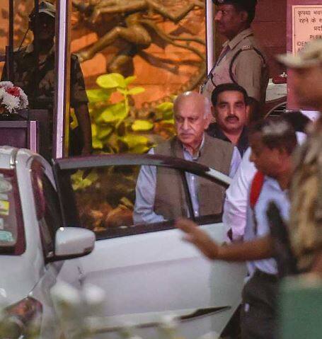 નવી દિલ્હીઃ કેન્દ્રીય મંત્રી એમજે અકબર દ્વારા પત્રકાર પ્રિયા સામે માનહાનિનો કેસ દાખલ કરવામાં આવ્યાના 24 કલાકની અંદર જ અન્ય મહિલા પત્રકારે તેની સામે છેડતીનો આરોપ લગાવ્યો છે. વેબ પોર્ટલ સ્ક્રોલ પર લખેલા એક લેખમાં પત્રકાર તુશિતા પટેલે તેની સાથે થયેલી 3 અલગ-અલગ ઘટનાનો ઉલ્લેખ કર્યો છે. તુશિતા પટેલે જણાવ્યું કે એક વખત અકબર અંડરવિયરમાં તેની સામે આવ્યા હતા, જ્યારે અન્ય બે મામલામાં તેમણે જબરદસ્તીથી કિસ કરી હતી.