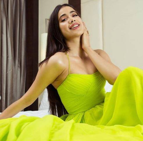 જાહન્વી કપૂરે બોલીવૂડમાં ફિલ્મ ધડકથી એન્ટ્રી કરી હતી. આ ફિલ્મમાં તેની સાથે ઈશાન ખટ્ટર જોવા મળ્યો હતો. 