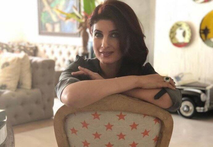 મુંબઈ: 1998માં રિલીઝ થયેલી સુપરહિટ ફિલ્મ કુછ કુછ હોતા હૈમાં રાની મુખર્જી દ્વારા જે રોલ નિભાવવામાં આવ્યો હતો તે રોલ કરન જોહરે પહેલા ટ્વિંકલ ખન્નાને ઓફર કર્યો હતો. પરંતુ ટ્વિંકલ ખન્નાએ આ રોલ કરવાની ના પાડતા ફિલ્મમાં શાહરૂખ અને કાજોલ સાથે રાની મુખર્જીને કામ કરવાની તક મળી હતી. ફિલ્મ સુપરહીટ જતા ઈન્ડસ્ટ્રીમાં નવી આવેલી રાની મુખર્જીને તેનો ફાયદો પણ મળ્યો હતો. 