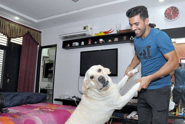 આગ્રાની માનસરોવર કોલોની સ્થિત ઘરમાં જ્યારે દીપકની માતા એકલી હતી ત્યારે ચોરોએ ઘરમાં ઘૂસવાનો પ્રયત્ન કર્યો. પરંતુ તેની માતાની સમજદારીથી ચોરોની કોશિશ નિષ્ફળ થઈ ગઈ અને ત્યાંથી ભાગવું પડ્યું હતું. ઘટના બાદ સ્થાનિક પોલીસે આ મામલામાં કાર્યવાહી કરીને ચોરોને પકડી લીધા હતા.