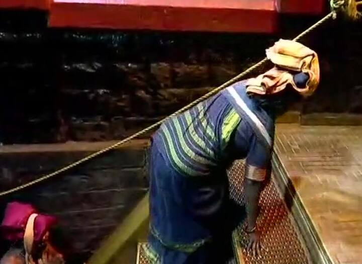 સુપ્રીમ કોર્ટે મંદિરમાં 10થી 50 વર્ષની મહિલાઓનો પ્રવેશ પર પ્રતિબંધ દૂર કર્યો હતો. મંદિર સાથે સંકળાયેલા લોકો અને સ્વામી આયયપ્પના અનુયાયીઓ તેમના નિર્ણય સામે વિરુદ્ધ નિર્ણય કહે છે. સુપ્રીમ કોર્ટના આદેશ છતાં મંદિરની આસપાસ મહિલા પ્રવેશ પર વિરોધ પ્રદર્શન કરવામાં આવી રહ્યું છે. તણાવની સ્થિતિને જોતાં સઘન સુરક્ષા કરવામાં આવી છે. મંદિર જવાના મુખ્ય રસ્તા નિલક્કલમાં સવારથી જ તણાવની સ્થિતિ છે. જેને લઈને ધારા 144 લાગુ કરવામાં આવી છે.