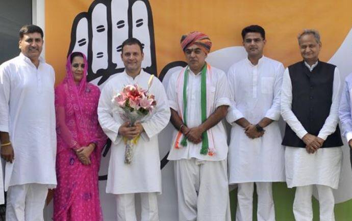  નવી દિલ્હી: અટલ બિહારી વાજપેયી સરકારમાં રક્ષા અને વિદેશ મંત્રી રહેલા જસવંત સિંહના પુત્ર માનવેંદ્ર સિંહે ભાજપને મોટો ઝટકો આપ્યો છે. માનવેંદ્ર આજે રાહુલ ગાંધીની હાજરીમાં કૉંગ્રેસમાં સામેલ થયા હતા. રાજસ્થાન વિધાનસભા ચૂંટણી માટે જાહેર પ્રચાર વચ્ચે માનવેંદ્ર સિંહે કૉંગ્રેસમાં સામેલ થયા હતા. 