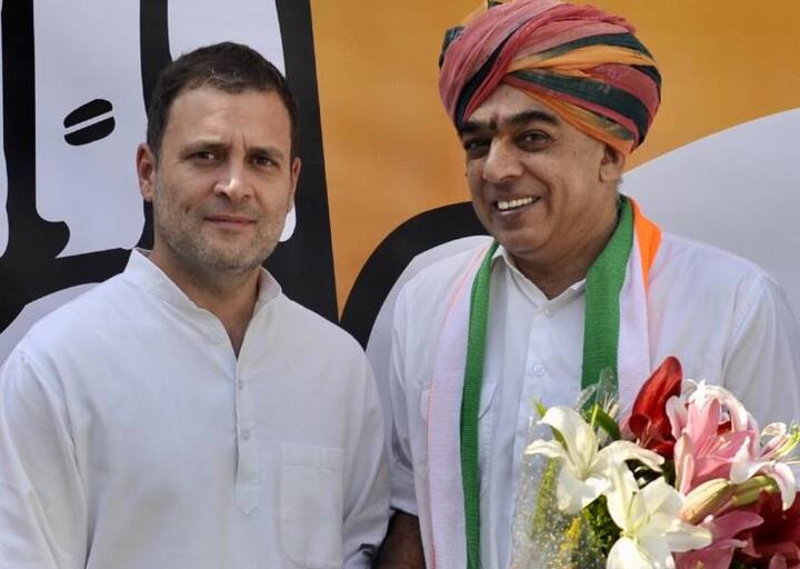 માનવેંદ્ર સિંહે હાલમાં જ બાડમેરમાં સ્વાભિમાન રેલી કરી હતી. જ્યાં તેમણે કમળ નું ફૂલ, મોટી ભૂલ કહેતા ભાજપથી અલગ રસ્તો બનાવ્યો હતો. ઉલ્લેખનીય છે કે માનવેંદ્ર સિંહની પ્રદેશ નેતૃત્વ અને મુખ્યમંત્રી વસુંધરા રાજે સાથે છેલ્લા ઘણા સમયથી અણબનાવ ચાલી રહ્યો હતો. રાજ્યના બાડમેર અને આસપાસના રાજપૂત સમાજમાં માનવેંદ્ર અને તેમના પરિવારની સારી પકડ માનવામાં આવે છે.