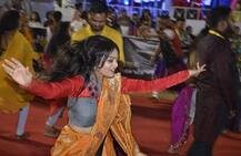 ગુજરાતના ગરબાની ગ્લેમરસ તસવીરો, જુઓ આવી છે યુવતીઓની નટખટ અદાઓ