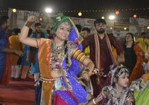 ગુજરાતના ગરબાની ગ્લેમરસ તસવીરો, જુઓ આવી છે યુવતીઓની નટખટ અદાઓ