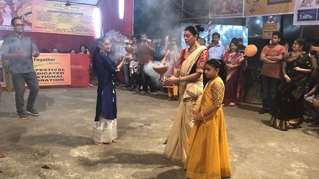 આ દરમિયાન તેણે પોતાની દીકરીઓ સાથે ત્યાં પારંપરિક ધુનુચી ડાન્સ પણ કર્યો. સુષ્મિતા સેનની તસવીર અને વીડિયો ઇન્ટરનેટ પર ખૂબ વાયરલ થઈ રહ્યો છે. 