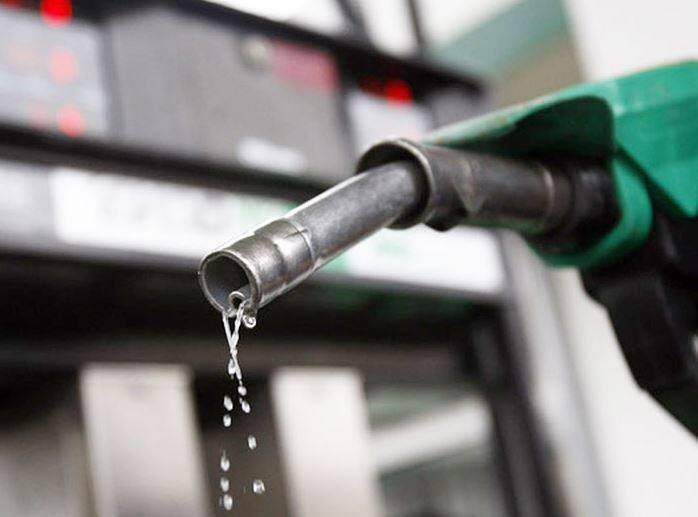 પેટ્રોલ-ડીઝલના સતત વધતા ભાવના કારણે મોદી સરકારની સતત આલોચના થઈ રહી છે. જોકે ચાર ઓક્ટોબરે કેન્દ્રએ પેટ્રોલ અને ડીઝલના ભાવમાં 2.50 રૂપિયાના ઘટાડાની જાહેરાત કરી હતી. તેમ છતાં લોકોને ભાવવધારાથી રાહત મળી નહોતી.