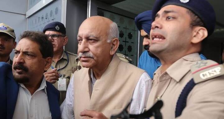 નવી દિલ્હીઃ #MeToo કેમ્પેઇન હેઠળ જાતીય શોષણના આરોપનો સામનો કરી રહેલા વિદેશ રાજ્યમંત્રી એમ.જે અકબરે બુધવારે રાજીનામું આપી દીધું હતું. દિલ્હીની એક અદાલત પત્રકાર પ્રિયા રામાણી સામે કરેલા એમજે અકબરના ગુનાહિત માનહાનિ મામલામાં વધુ સુનાવણી 31 ઓક્ટોબરે થશે. આ જ દિવસે અકબરનું પણ નિવેદન નોંધવામાં આવશે. કોર્ટમાં એમજે અકબર વતી વરિષ્ઠ વકીલ ગીતા લૂથરા હાજર રહ્યા હતા. તેમણે કહ્યું કે, મારા અસીલની કોઈ ભૂલ નથી છતાં તેમણે રાજીનામું આપ્યું છે. પ્રિયાના ટ્વિટથી અકબરે 40થી વધારે વર્ષોમાં બનાવેલી પ્રતિષ્ઠાને ગંભીર નુકસાન પહોંચ્યું છે.