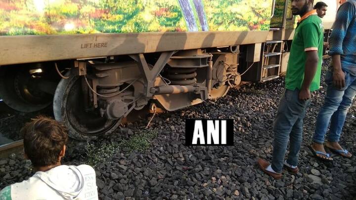 આ દરમિયાન ત્યાંથી પસાર થઈ રહેલી ટ્રેન નં 12341 (ત્રિવેંદ્રમ-નિઝામુદ્દીન) રાજધાની એક્સપ્રેસ સાથે ટકરાયો હતો. આ ઘટના સવારે 6.44 કલાકે બની હતી. આ કારણે રાજધાની એક્સપ્રેસના 2 કોચ પાટા પરથી ઉતરી ગયા હતા.